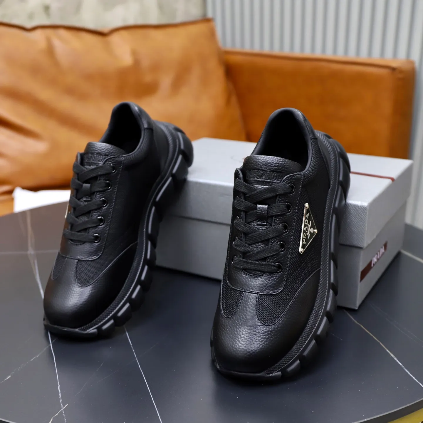 Factory price: 720💰Top original order Brand: PRADA (Prada) Standard code: Men's size 38/44 (45 can be customized) Grade: Same as the official website Material: Original cowhide stitching, cowhide lining, original combination two-color wear-resistant soft outsole Style category: casual sports version, young fashion, European and American trend, British style Color: actual picture color